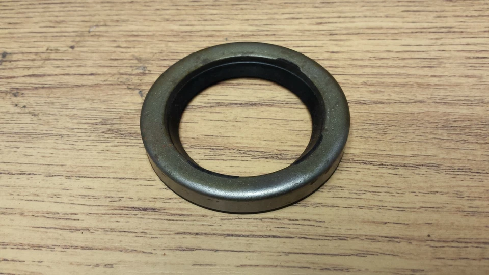 ORIGINAL TRIUMPH T150 TRIDENT 4 SPEED GEARBOX SPROCKET OIL SEAL - 57-3634 - Imagem 1 de 1