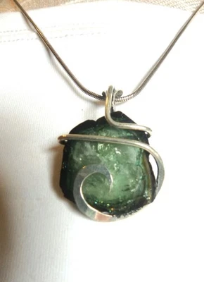Pingente fatia de turmalina feito à mão fio de prata martelado envolto artesão - Imagem 1 de 4