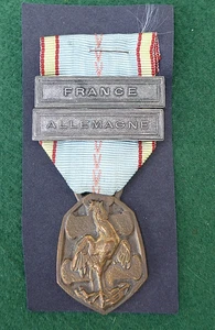 FRENCH 1939/45 COMMEMORATIVE WAR MEDAL  2 BARS FRANCE ALLEMAGNE SERVING SOLDIERS - Picture 1 of 4