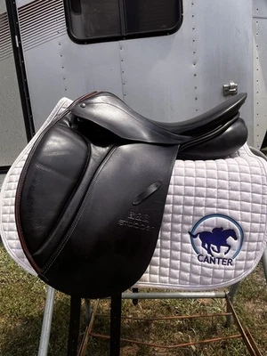 Sillín de doma juvenil Stubben Juventus 17" ideal para Petite Rider Foto 1 de 4