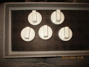APPLIANCE  PARTS  STOVE KNOBS SET OF 5 WHITE WHIRLPOOL - Picture 1 of 8