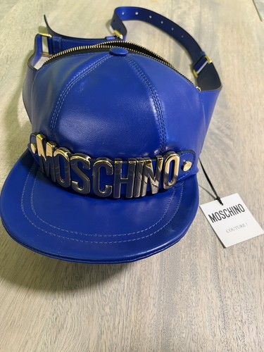 AW20 MOSCHINO COUTURE JEREMY SCOTT CAPPELLO IN PELLE A FORMA DI FANNY PACK LOGO ORO BLU.