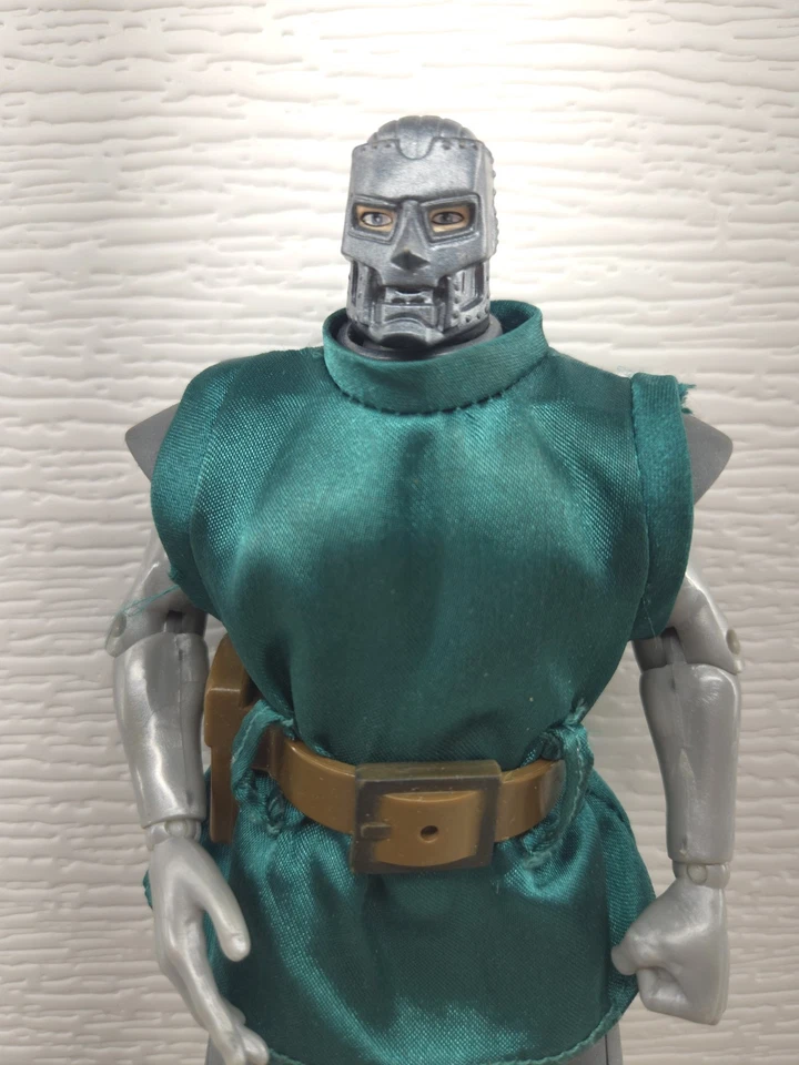 Boneco de ação vintage Marvel Dr. Doom com capa de pano brinquedo clássico anos 90 solto - Imagem 1 de 4