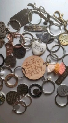 Llaveros/Llavero Metal Madera Piedra Grabado con Palabras Inspiradoras Hermana Jefe Amor  Foto 1 de 4