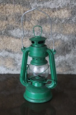 Ancienne Lampe Tempête à Pétrole Vintage Made in China verte - Photo 1/4