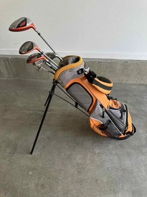 Juego de palos de golf Cobra Go Time Jr. Rickie Fowler con bolsa de pie - hierros para conductor diestro Foto 1 de 4