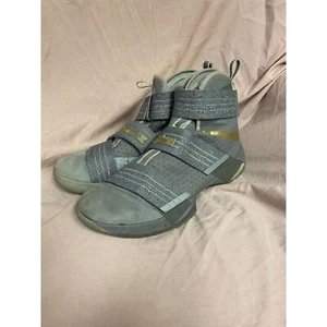 Nike LeBron James Soldier 10 SFG taglia 11,5 - Foto 1 di 5