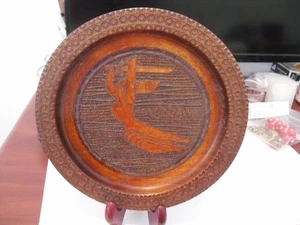 VTG Warszawa 1939 1945 - Features Warsaw Nike - Hand Carved Wooden Plate 7 1/2" - Picture 1 of 7
