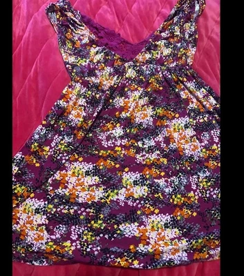 Camisa floral sin mangas para mujer talla pequeña/mediana Foto 1 de 2