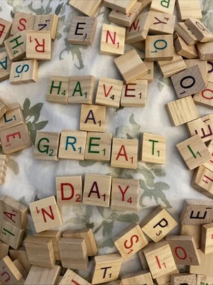 120 piezas azulejos de madera de colores Scrabble letras del alfabeto de madera hágalo usted mismo juegos de manualidades Foto 1 de 4