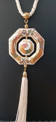 Colgante giratorio vintage blanco con pintura dorada, porcelana pavo real, con collar de borla Foto 1 de 4