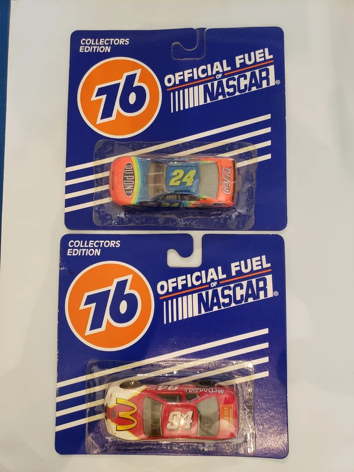 76 Official Fuel of Nascar #94 #24 Nuevo Lote de 2 Coches de Carreras Die-Cast Nuevos en Paquete Foto 1 de 1