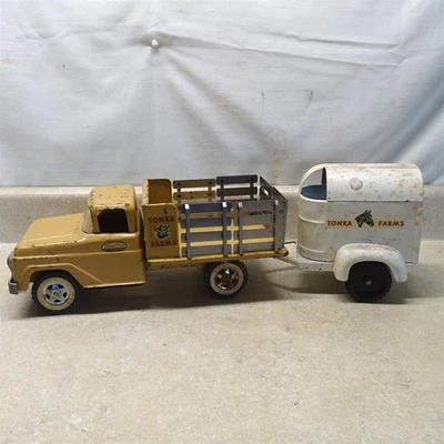 Camión de estacas Tonka Farms vintage con remolque para caballos, acero prensado años 60 Foto 1 de 4