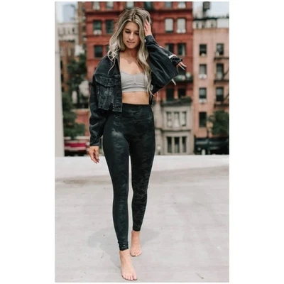 Pantalones leggings Spanx para mujer talla L negros camuflados tiro alto imitación cuero  Foto 1 de 4