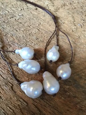 "Collar de perlas naturales de agua dulce de 38"" con cordón de cuero y palanca de perlas" Foto 1 de 4