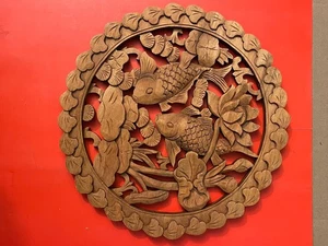 NEU Vintage asiatische geschnitzte Holzplakette Koi Fisch und Lotus Glück - Bild 1 von 4