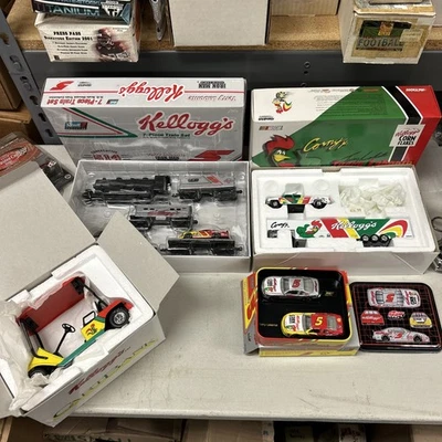 LOTE de tren fundido a presión Terry Labonte, remolque de exhibición, carro de golf, lata de coleccionistas 1:64 Foto 1 de 4