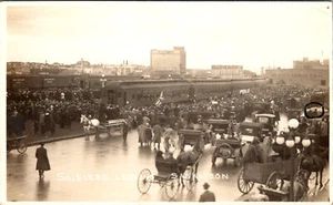 SASKATOON CANADA - SOLDIERS LEAVING BY TRAIN - HORSE-DRAWN - REAL PHOTO POSTCARD - Picture 1 of 2
