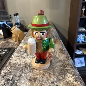 Steinbach Volkskunst 10" Nussknacker "Troll Oktoberfest mit Bier" grün/rot - Bild 1 von 10