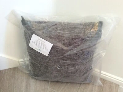  Almohada tejida de chenilla lavada con textura Evergrace Mabel 24 x 24 carbón Foto 1 de 4