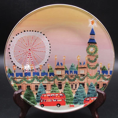 Plato de postre de vacaciones Anthropologie, Londres 'Es la temporada, 8" d, borde dorado Foto 1 de 4