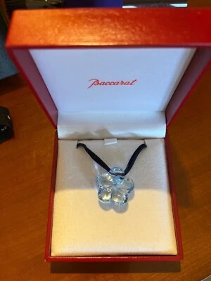 Collar de encaje con flores de cristal azul baccarat  Foto 1 de 4