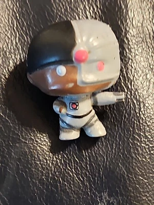 Figura DC COMICS 1" CHIBI - Cyborg Suelta Foto 1 de 4