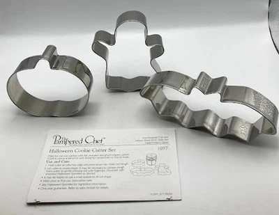 Cortadores de galletas de Halloween The Pampered Chef espolvoreados no incluidos en el conjunto Foto 1 de 4