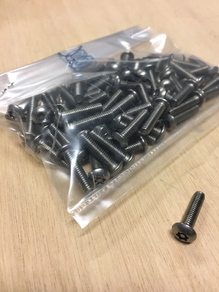 VITE ACCIAIO INOX M4x16 TESTA BOMBATA CHIAVE TORX TX20 PIN SICUREZZA 30PZ - Immagine 1 di 1