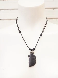 Collar/ Colgante hoja de madera minimalista, único y artesanal. - Imagen 1 de 7