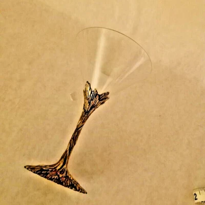 Vaso de cóctel Martini con tallo de vodka de ganso gris con patrón de vid de peltre Foto 1 de 4