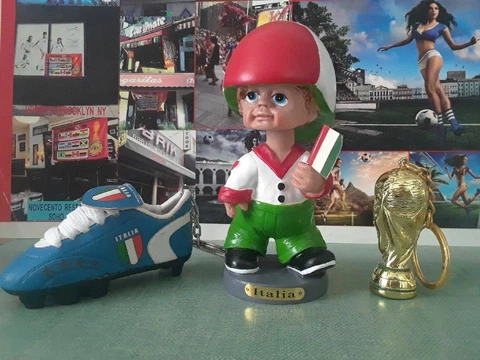 3 ITALIAN GIFTS: 1 ITALIAN SOCCER SHOE KEY+ 1 ITALY BOBBLE HEAD+ 1WORLD CUP KEY Cover