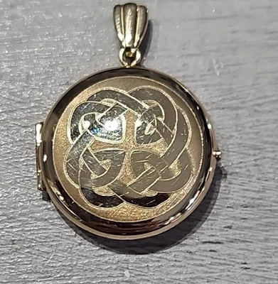 Colgante foto medallón nudo amor celta oro amarillo de 9 quilates Foto 1 de 4