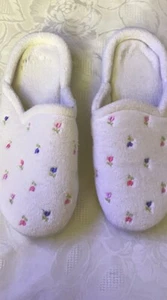 Women’s Isotoner Slippers Size 6.5-7M - Picture 1 of 15