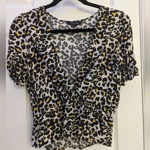 Blusa envolvente recortada con estampado de leopardo Banana Republic talla M - Imagen 1 de 3