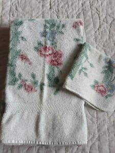 Vtg Pretty 2 Pc Dundee Bath Towel & Washcloth White Pink Roses 