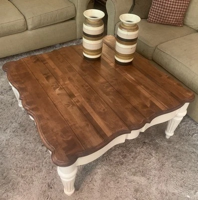 Mesa de centro Ethan Allen *Legado* French Country 40" cuadrado base de lino con tapa de castaño Foto 1 de 4