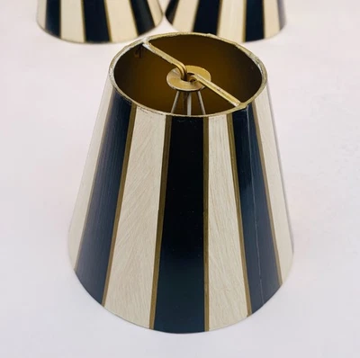 Encantadora pantalla de metal pequeña con clip negra/crema/dorada a rayas Foto 1 de 4