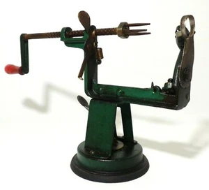 PELADOR MECÁNICO DE MANZANAS DE HIERRO FUNDIDO PINTADO VERDE/ROJO DE PRINCIPIOS DEL SIGLO XX, PERILLA DE MADERA - Imagen 1 de 12