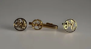 Set polsini vintage M W monogramma lettera iniziale fermacravatta anni 60 tono oro - Foto 1 di 24