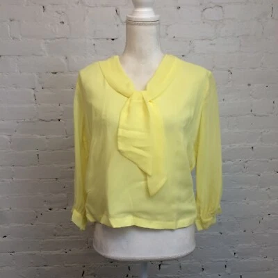 Blusa Collegiana vintage años 60 manga 3/4 cuello corbata crepé amarilla pequeña secretaria Foto 1 de 4