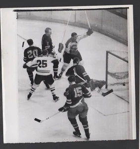 1964 Press Photo, Bernie (Boom Boom) Geoffrion Montreal Canadians vs New York - Picture 1 of 2
