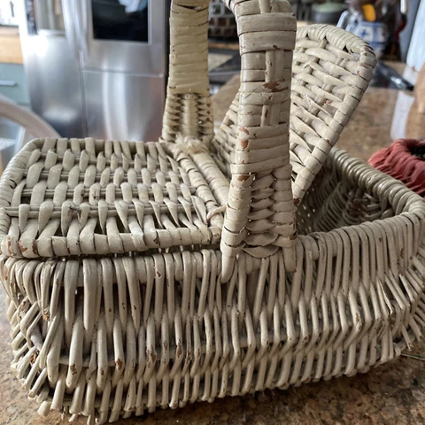 VINTAGE CHILDS PICNIC BASKETwicker Rattan White 9.5x5.5x 8.5 Sewing Storage Cover