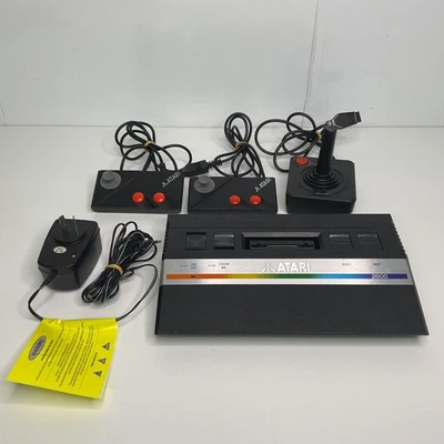 Atari 2600 Console w/ 3x Controllers, Manual & Cords Turns On (J4) W#661 - Image 1 of 4