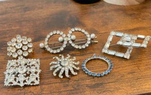 4 RHINESTONE BROOCHES, 1 HAIR PIN, 1 BLUE PENDANT - Picture 1 of 4