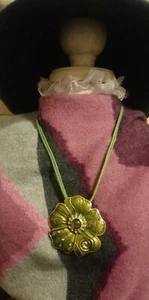 LOVELY GREEN ENAMEL FLOWER PENDANT NECKLACE WITH glass stone 16 -19" J10jcb - Imagen 1 de 6