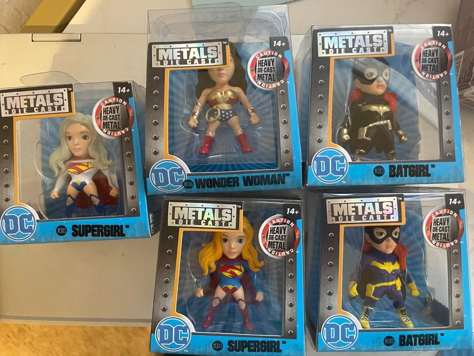 5 bonecos colecionáveis DC SuperGirl Metals Die Cast -Novo/selado - Imagem 1 de 1