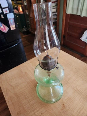 ANTIGUA LÁMPARA DE QUEROSENO DE VIDRIO VASELINA - MUY BUEN ESTADO DE FUNCIONAMIENTO Foto 1 de 4