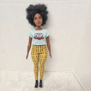 Barbie Curvy Life in the City Lyla AA AFRO HAIR Muñeca con Conjunto Leggings a Cuadros - Imagen 1 de 8