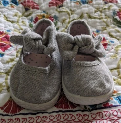 Wonder Nation Zapatos planos grises para niña pequeña talla 2 Foto 1 de 4